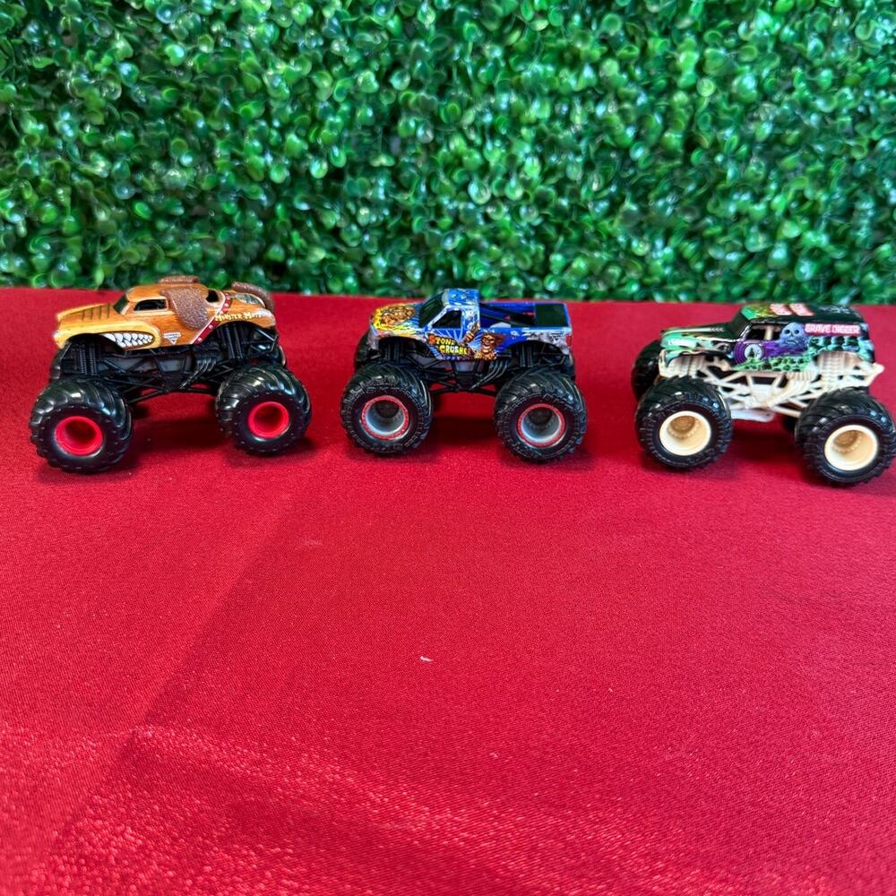 Monster Jam 1:64 Diecast Lot of 3 Grave Digger Monster Mutt Stone Crusher Set